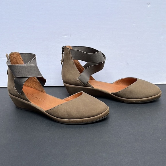 Kenneth Cole Gentle Souls Noa Grey Suede Elastic Strap Sandal - Picture 5 of 6